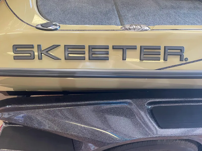 Slide: The Image of Skeeter FXR20 Apex 2025 - 14