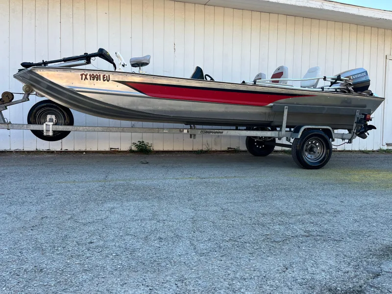 Slide: The Image of 1990 Bass Tracker Pro 17 fishing boat on trailer. - 25