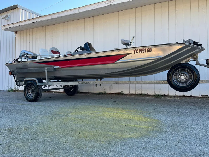 Slide: The Image of 1990 Bass Tracker Pro 17 fishing boat on trailer, side view. - 32