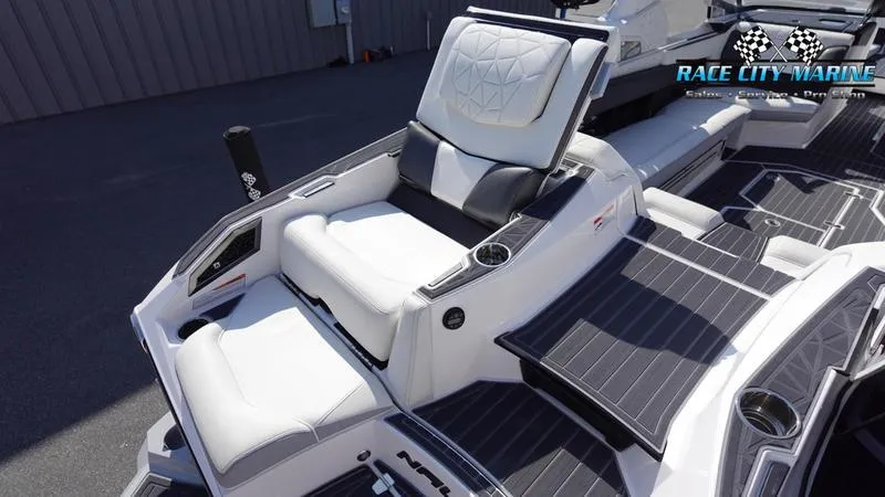 Slide: The Image of Super Air Nautique G25 Paragon - 10