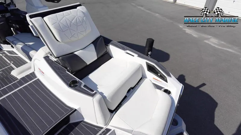 Slide: The Image of Super Air Nautique G25 Paragon - 11