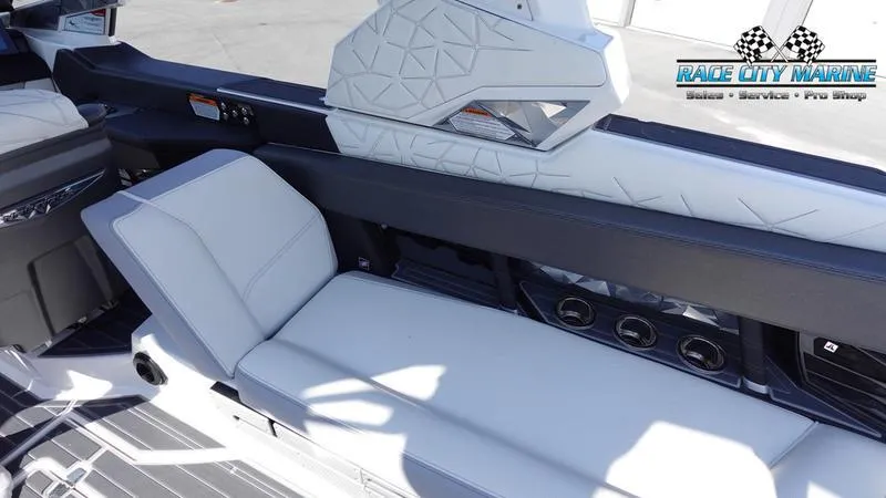 Slide: The Image of Super Air Nautique G25 Paragon - 18