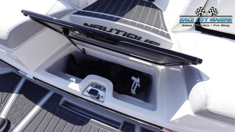 Slide: The Image of Super Air Nautique G25 Paragon - 32