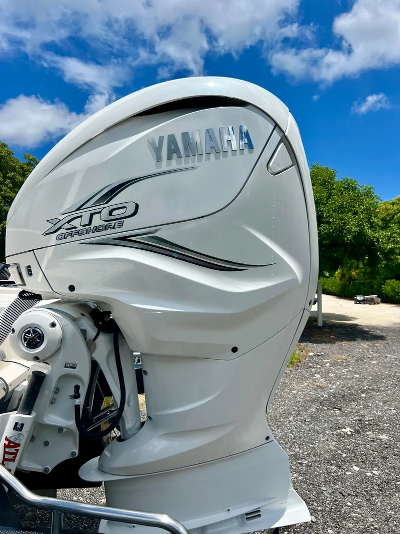 Slide: The Image of 2022 Robalo 266 Cayman with Yamaha XTO Offshore outboard motor. - 44