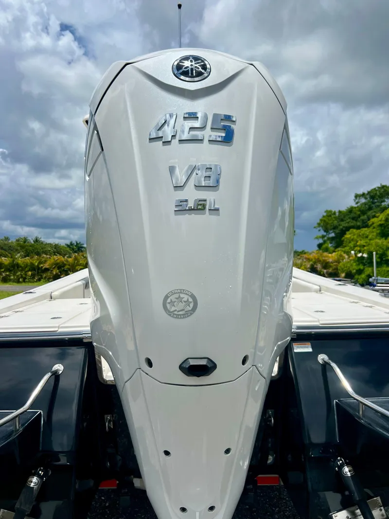 Slide: The Image of 2022 Robalo 266 Cayman with Yamaha 425 V8 outboard engine. - 45