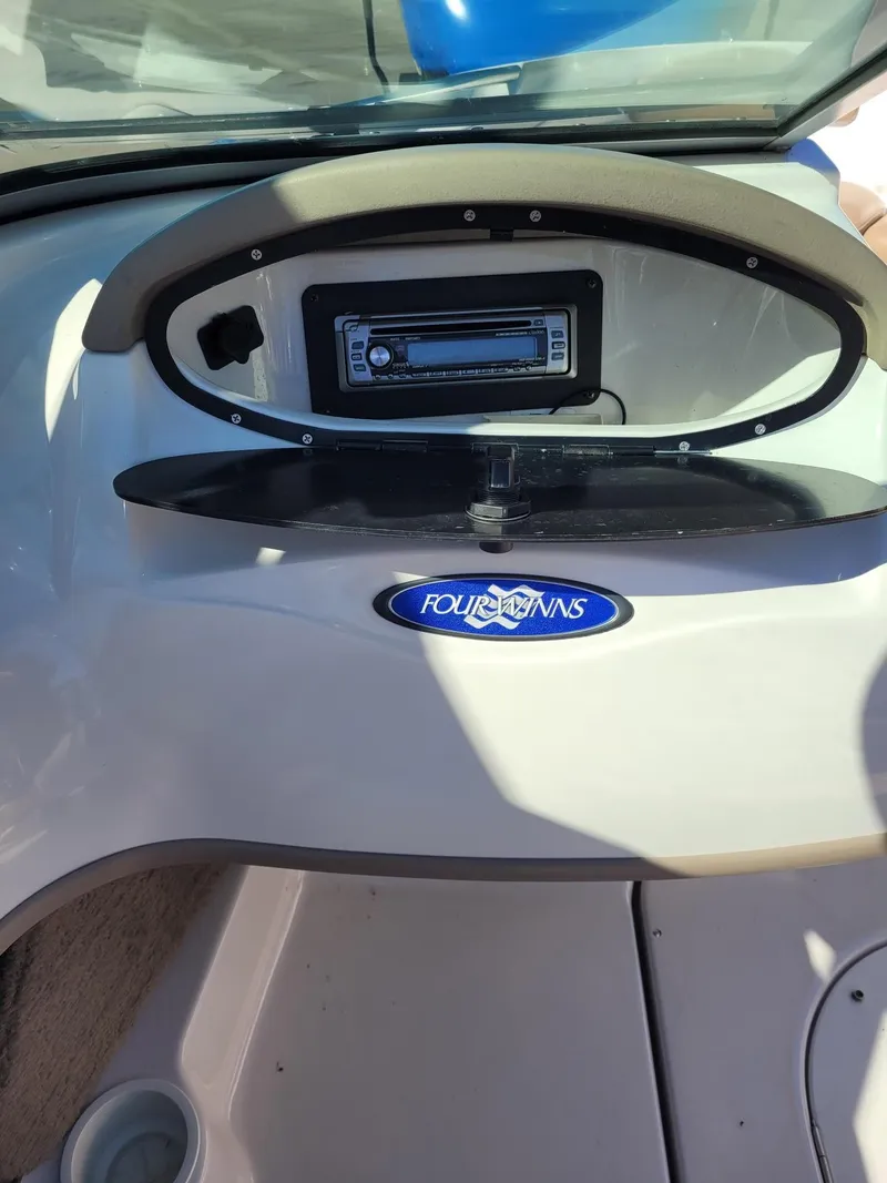 Slide: The Image of 2007 Four Winns 190 Horizon dashboard with stereo system and logo. - 18