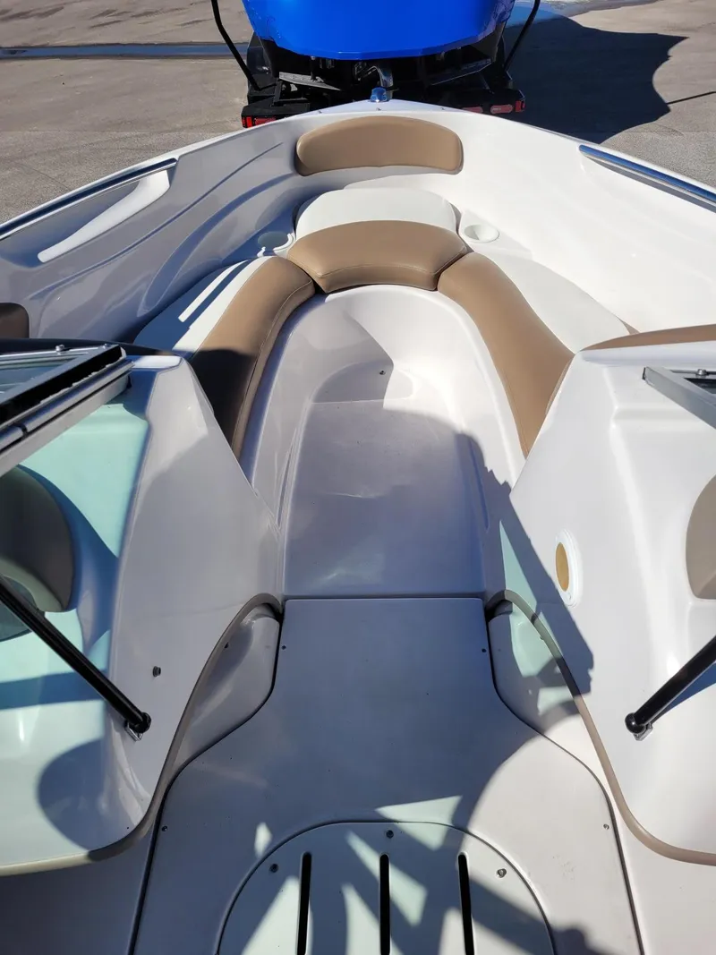 Slide: The Image of 2007 Four Winns 190 Horizon boat interior with beige seating and white deck. - 19