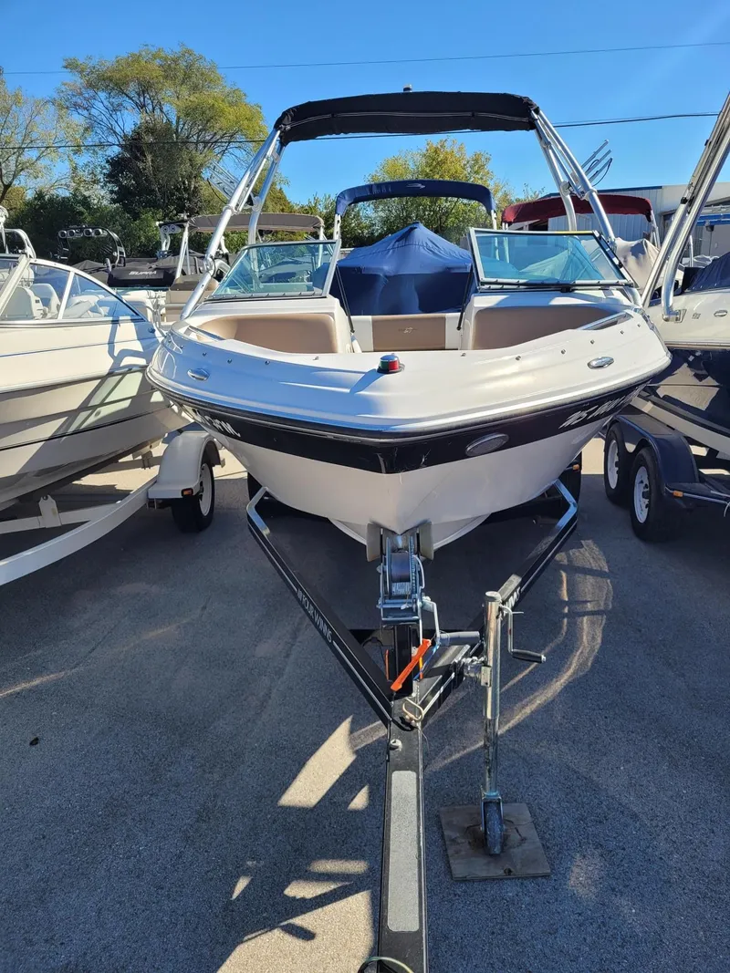 Slide: The Image of 2007 Four Winns 190 Horizon boat on trailer, parked outdoors. - 5