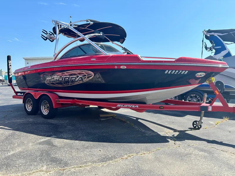 Slide: The Image of 2009 Supra 21V LAUNCH boat on a trailer, rear view. - 1