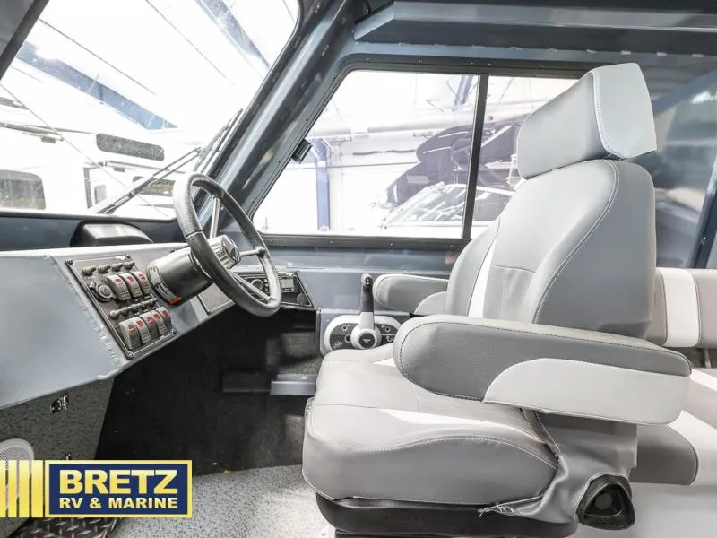 Slide: The Image of Interior cockpit of 2024 Sea Runner 190 ET HT boat at Bretz RV & Marine. - 11
