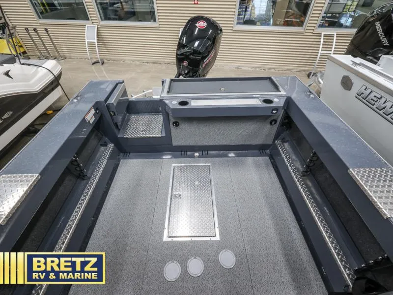 Slide: The Image of 2024 Sea Runner 190 ET HT boat interior at Bretz RV & Marine showroom. - 18