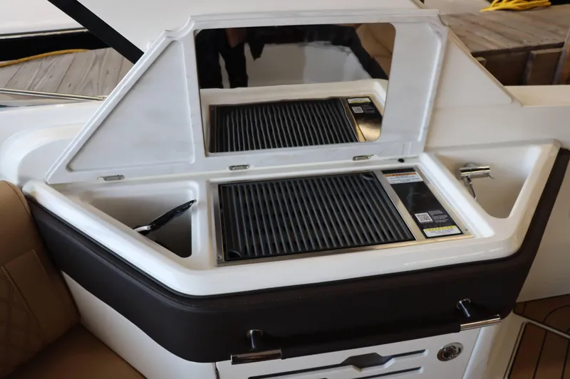 Slide: The Image of Sea Ray 310SLX 2025 - 14