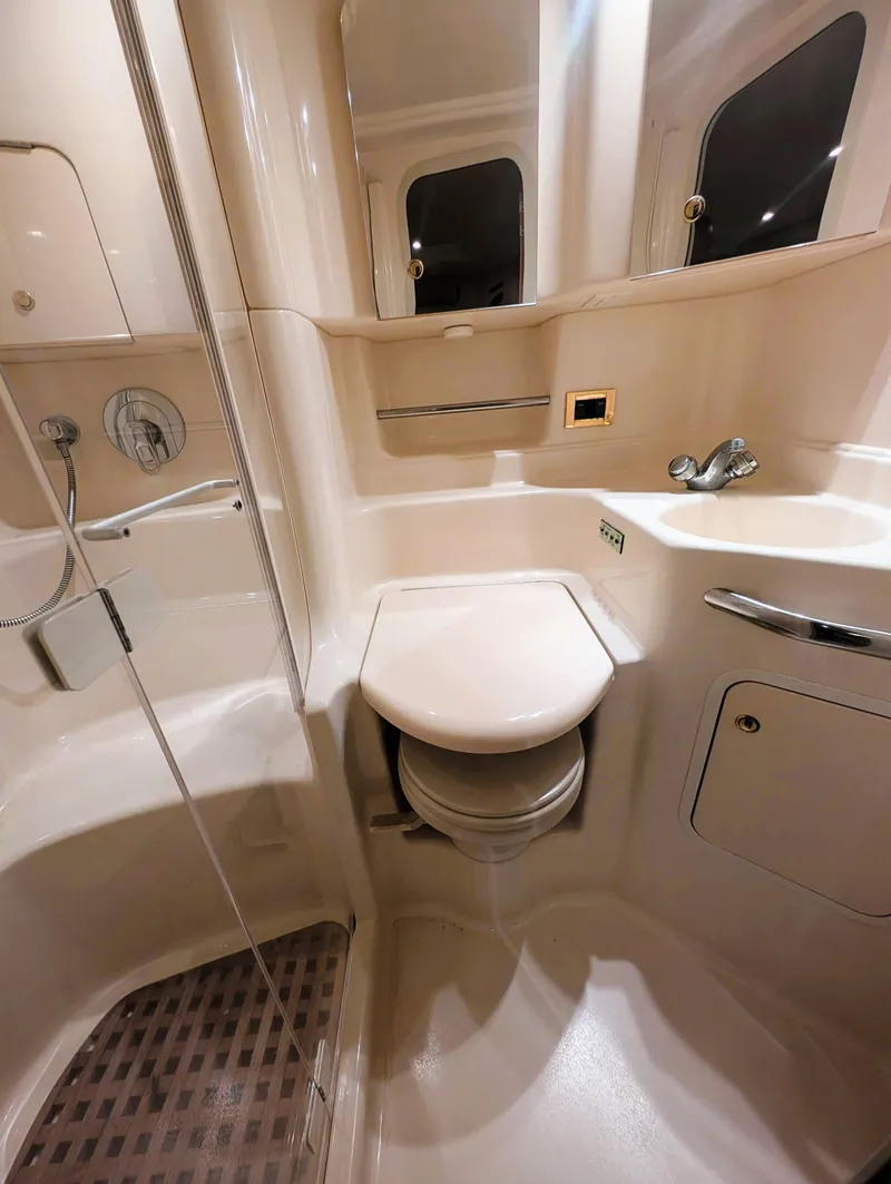 Slide: The Image of Sea Ray 380 Sundancer 2000 - 28