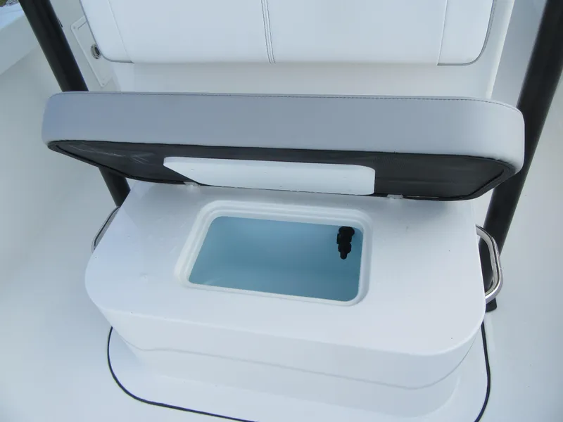 Slide: The Image of Livewell compartment on a 2025 Parker 23 SE CC boat, featuring a cushioned seat. - 8