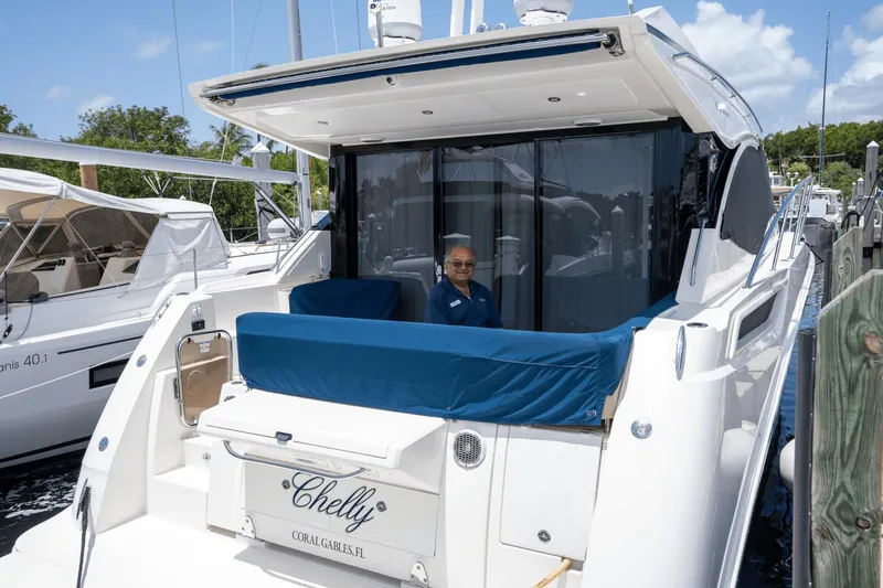 Slide: The Image of Sea Ray 400 Sundancer 2017 - 14