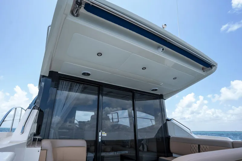 Slide: The Image of Sea Ray 400 Sundancer 2017 - 17