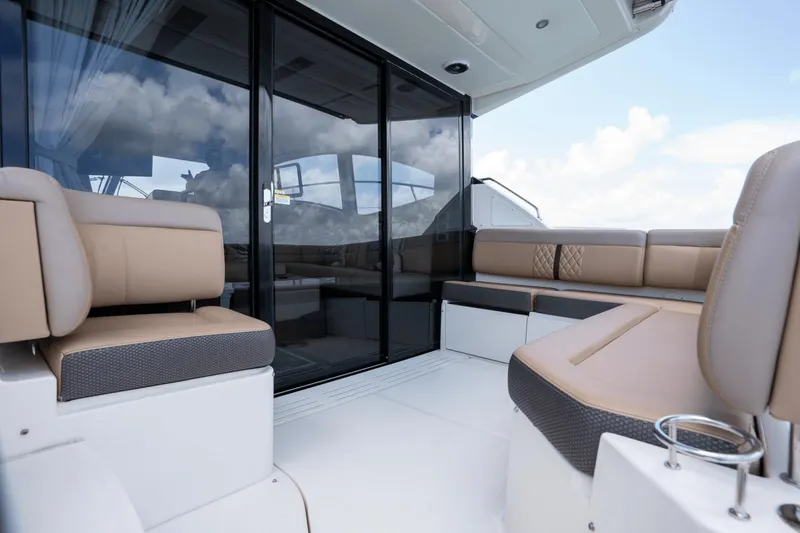 Slide: The Image of Sea Ray 400 Sundancer 2017 - 18