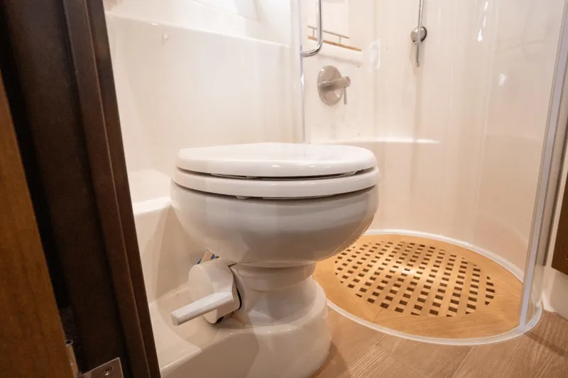 Slide: The Image of Sea Ray 400 Sundancer 2017 - 39