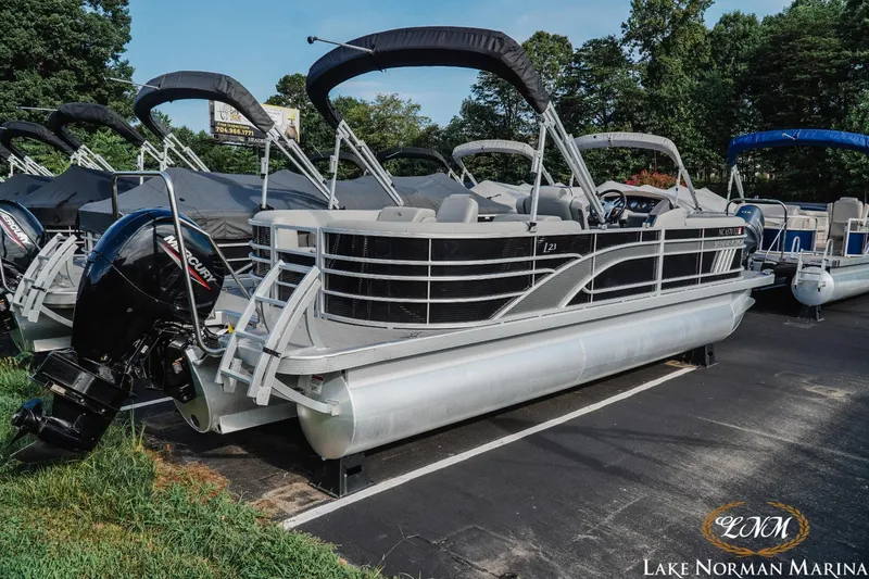 Slide: The Image of 2023 Bennington 23 LSR pontoon boat at Lake Norman Marina. - 4