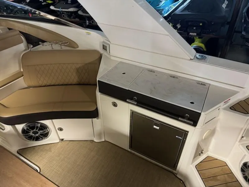 Slide: The Image of Sea Ray SLX 350 2022 - 11