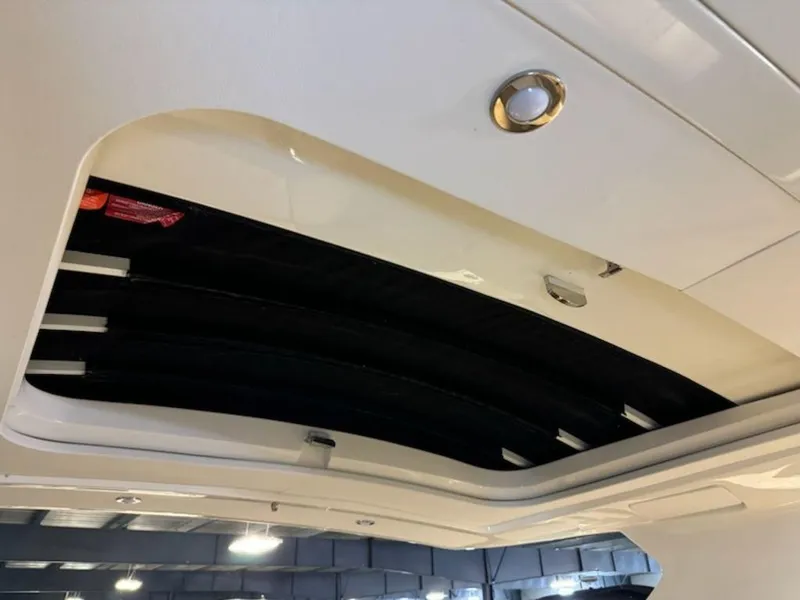 Slide: The Image of Sea Ray SLX 350 2022 - 13