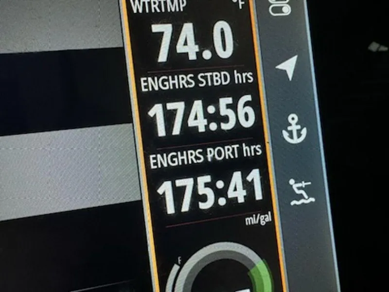 Slide: The Image of Sea Ray SLX 350 2022 - 14