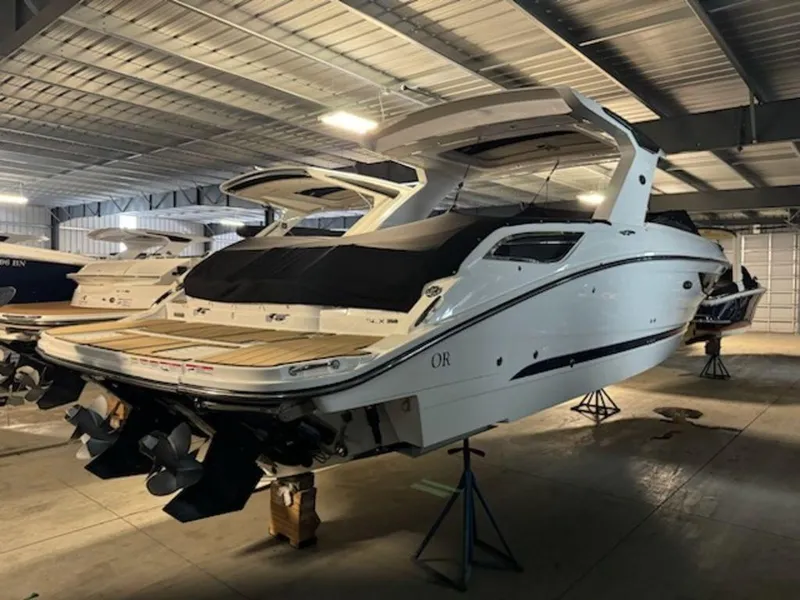 Slide: The Image of Sea Ray SLX 350 2022 - 2