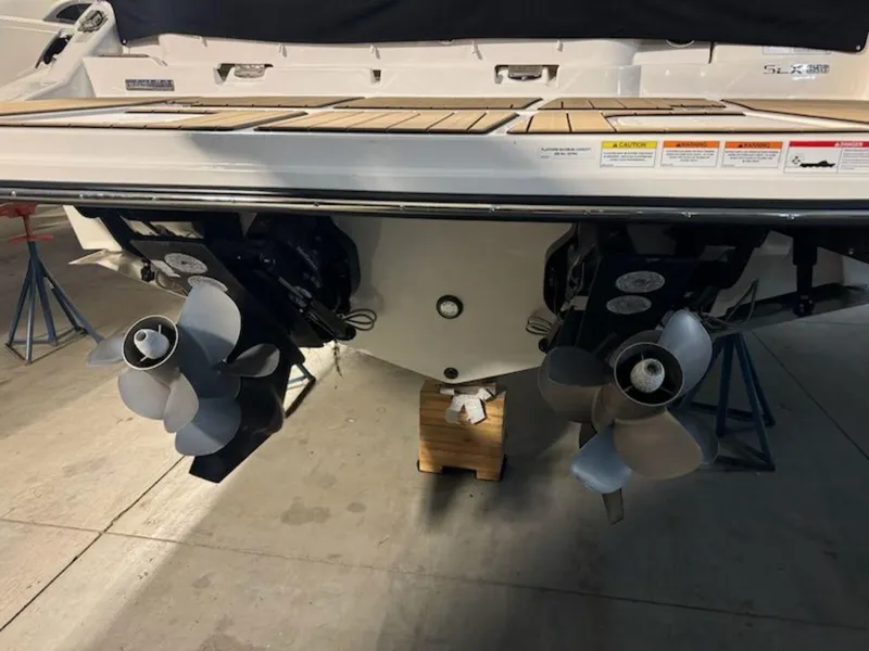 Slide: The Image of Sea Ray SLX 350 2022 - 4