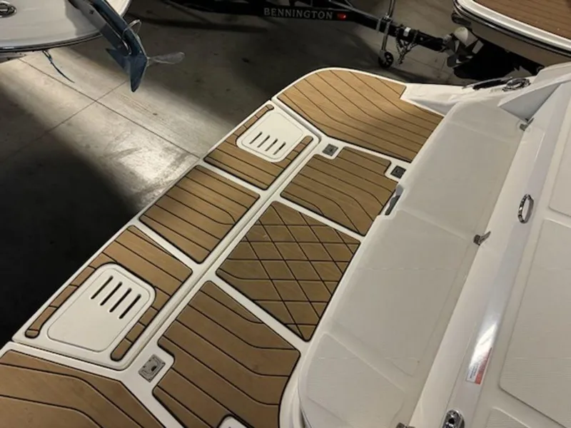 Slide: The Image of Sea Ray SLX 350 2022 - 7