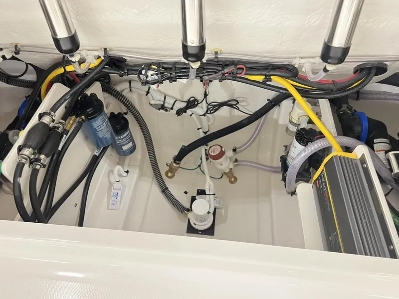 Slide: The Image of Robalo R250 Center Console 2025 - 10