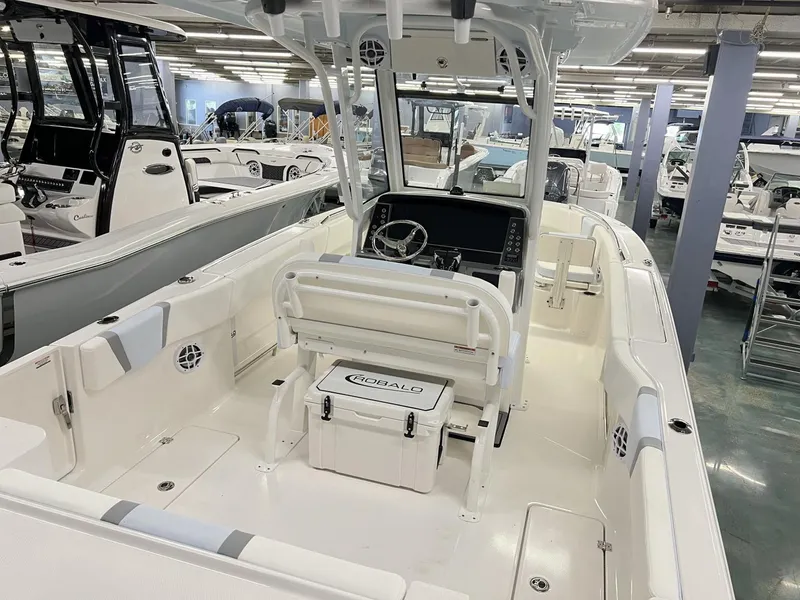 Slide: The Image of Robalo R250 Center Console 2025 - 13