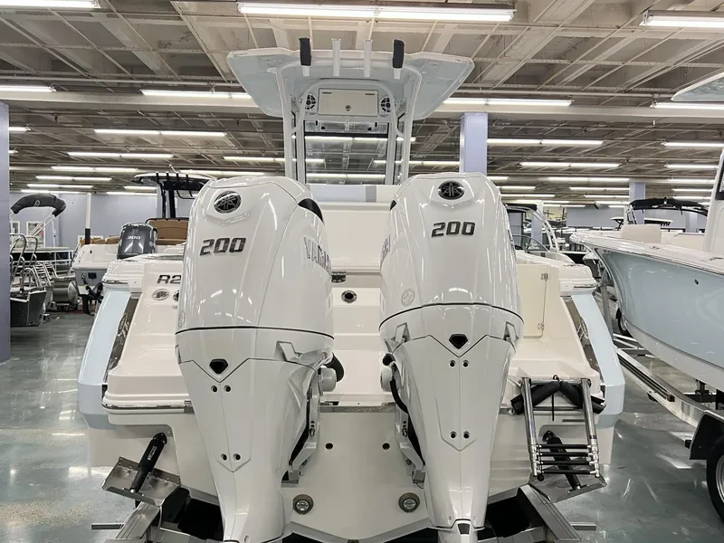 Slide: The Image of Robalo R250 Center Console 2025 - 14