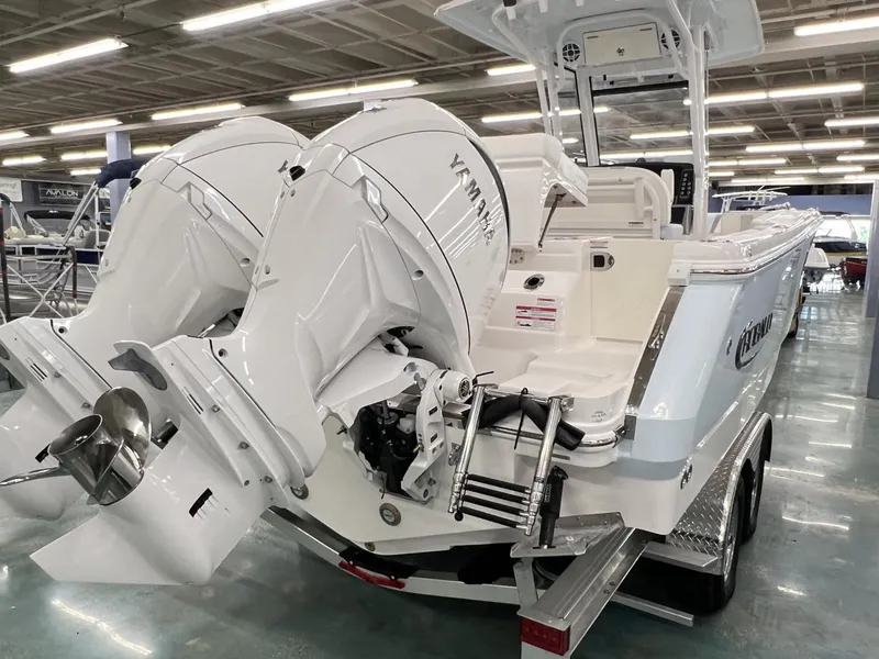 Slide: The Image of Robalo R250 Center Console 2025 - 15