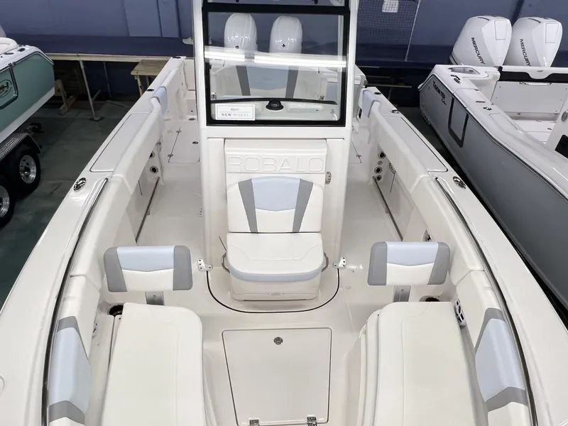 Slide: The Image of Robalo R250 Center Console 2025 - 3