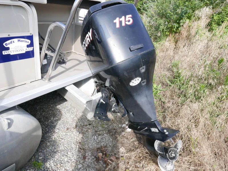 Slide: The Image of 2005 Sylvan Mirage 820 pontoon boat with Mercury 115 outboard motor. - 2