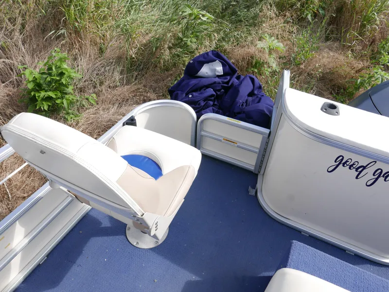 Slide: The Image of 2006 Sweetwater SW2222DF pontoon boat interior with white seats and blue carpet. - 13