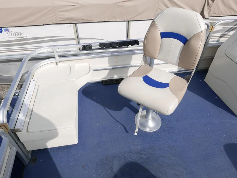 Slide: The Image of 2006 Sweetwater SW2222DF boat with a single swivel seat on blue carpet. - 6