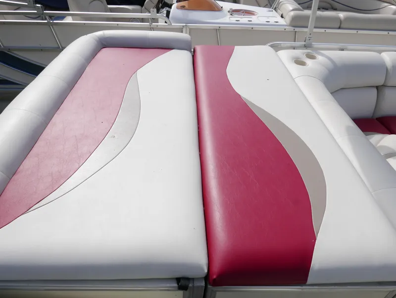 Slide: The Image of 2006 Odyssey Pontoons 525CTTI/O boat seating with red and white upholstery. - 10