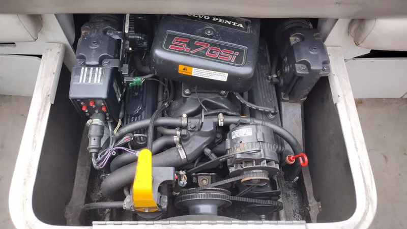 Slide: The Image of 1999 Four Winns 200 Horizon boat engine compartment with Volvo Penta 5.7 GSi engine. - 10