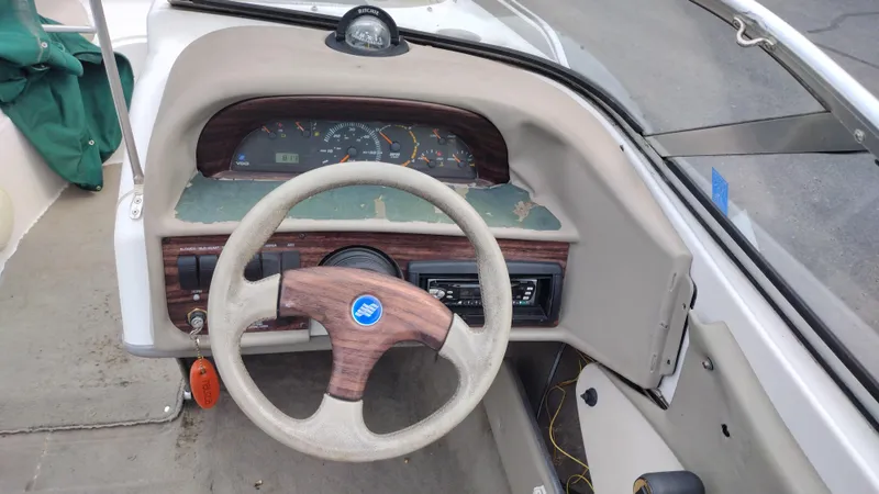 Slide: The Image of 1999 Four Winns 200 Horizon boat dashboard with steering wheel and instrument panel. - 9