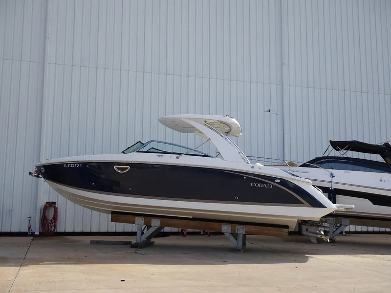 Slide: The Image of 2018 Cobalt R30 boat on a stand in front of a white building. - 3
