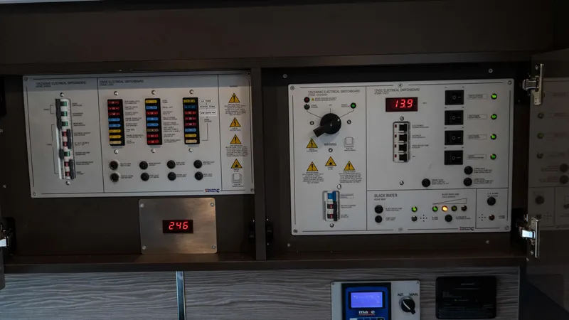 Slide: The Image of Azimut Atlantis 45 2023 - 102