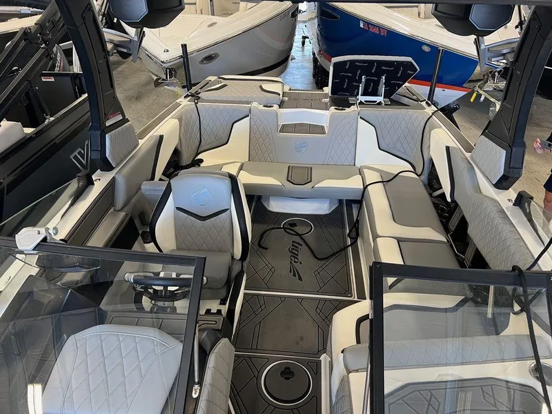 Slide: The Image of Tigé 22RZX 2023 - 12