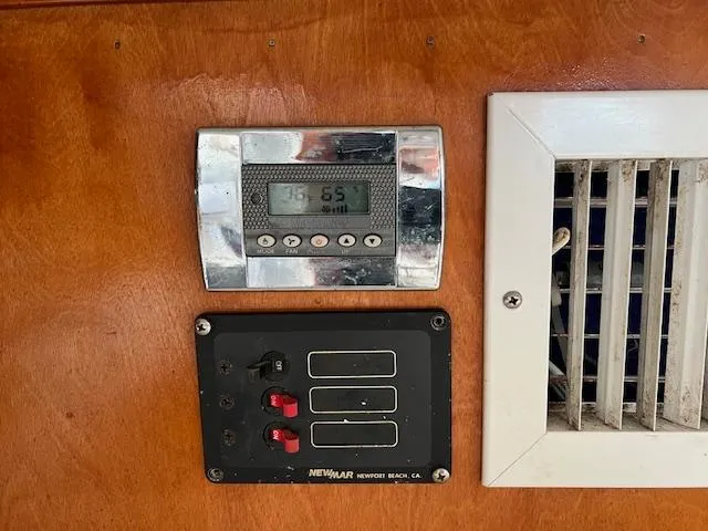 Slide: The Image of Control panel and vent on a 1999 Contour 34 SC boat. - 32
