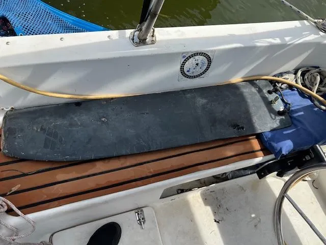 Slide: The Image of 1999 Contour 34 SC sailboat deck with rudder and ropes. - 40