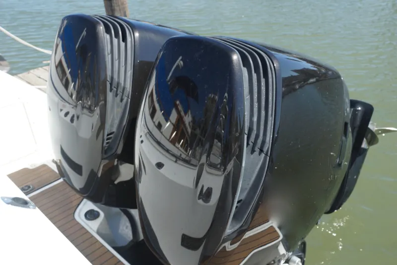 Slide: The Image of Boston Whaler 28 Outrage 2000 - 15