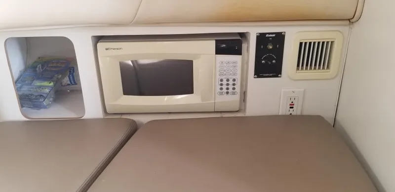 Slide: The Image of Boston Whaler 28 Outrage 2000 - 38