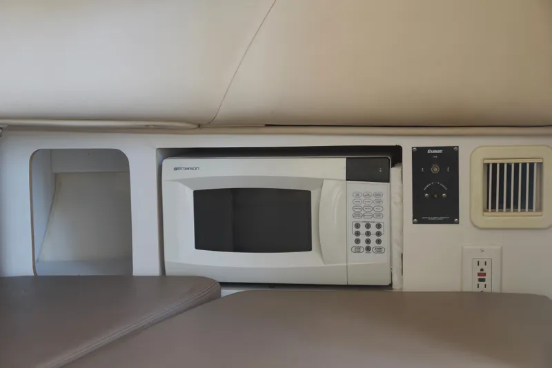 Slide: The Image of Boston Whaler 28 Outrage 2000 - 39