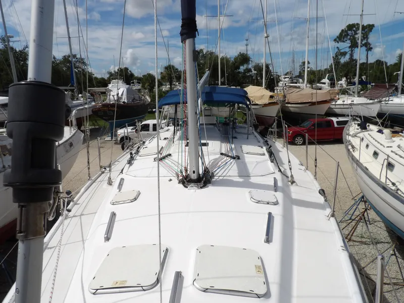 Slide: The Image of Hunter 460 sailboat, 2000 model, docked in a marina with other boats. - 17