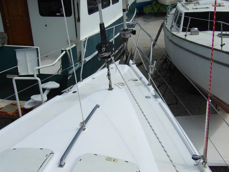 Slide: The Image of Deck view of a 2000 Hunter 460 sailboat in a marina. - 19